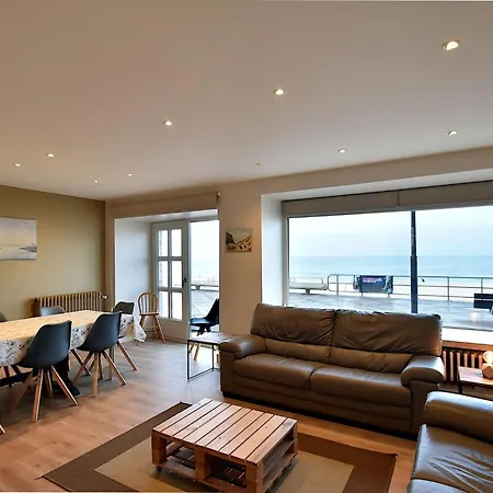 Spacious Coastal شقة